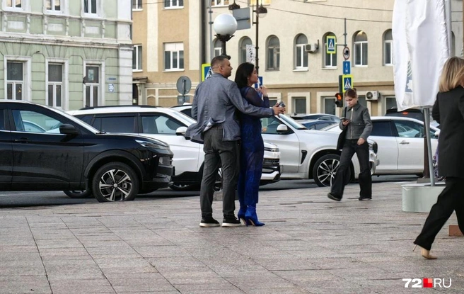 Посмотрите, какая яркая пара пришла на концерт | Источник: Павел Красоткин / 72.RU