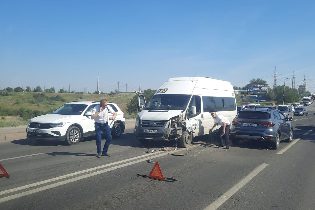 На выезде из Волгограда попало в аварию маршрутное такси Ford Transit и  кроссовер Kia - 4 июня 2024 - V1.ру