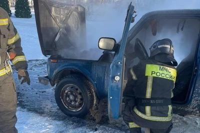 На площади Ленина в Оренбурге вспыхнул автомобиль