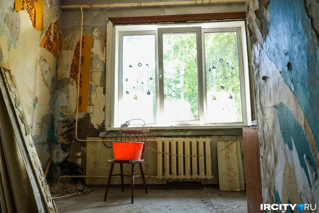 Квартиру залило еще в феврале, с тех пор ее никто не просушивал | Источник: Ксения Филимонова / «ИрСити»