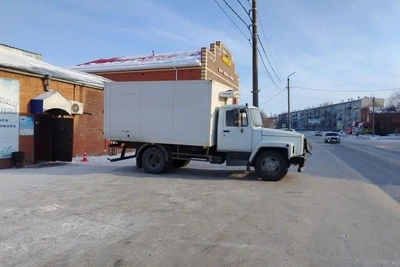 Водитель погиб под колесами собственного грузовика в Новосибирской области