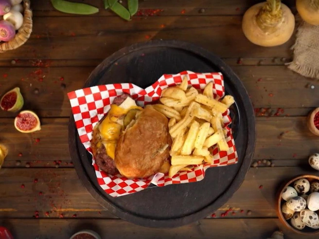 Бургер, приготовленный Романом Апкаевым, высоко оценил Константин Ивлев. | Источник: «Битва шефов» / телеканал «Пятница!»