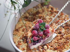 Альтернатива запеканке: рецепт творожно-ягодного крамбла на завтрак