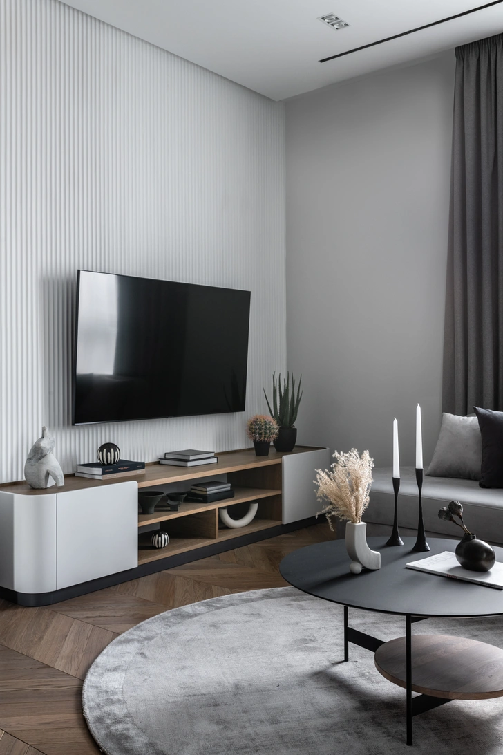 Тумба под TV сделана на заказ. Ковер Tere, Carpet Decor. Декор, Moonstores. | Источник: Евгений Гнесин Стиль: Ирина Бебешина