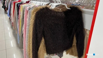 Нарядные джемперы и блузы есть, но все они — маленьких размеров | Источник: Настасья Медведева / NGS.RU