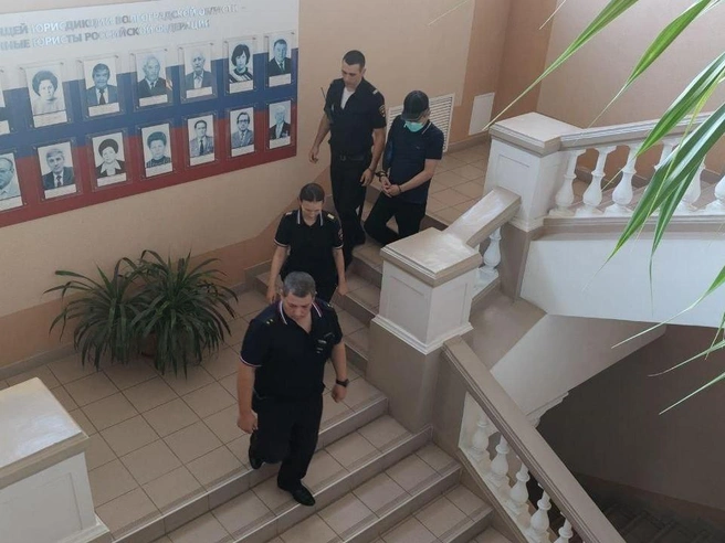Покидал зал суда Александр Пак в сопровождении троих сотрудников конвойной службы | Источник: Мария Умнова / V1.RU