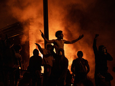 Миннеаполис в огне: массовые беспорядки охватили американский город