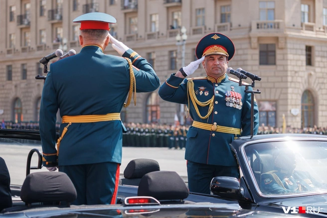 Традиционное приветствие, а после троекратное «ура»! | Источник: Алексей Волхонский / V1.RU