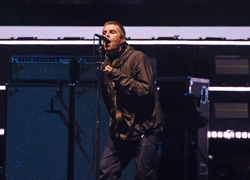 75 тысяч фанатов, два брата и одна парка: как прошел первый концерт Oasis после воссоединения