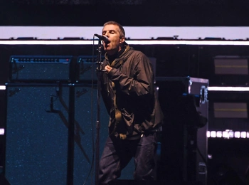 75 тысяч фанатов, два брата и одна парка: как прошел первый концерт Oasis после воссоединения