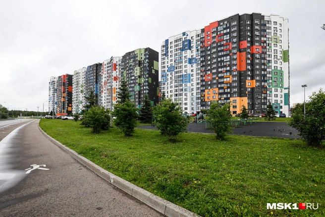 Северный район похож на города Крайнего Севера — там тоже разноцветные дома | Источник: Артем Устюжанин / MSK1.RU