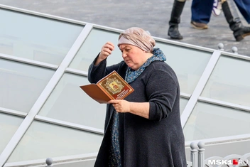 В очереди многие читают молитвенники, настраиваясь на поклонение | Источник: Артем Устюжанин / MSK1.RU