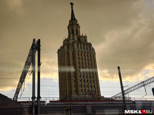 Вид из окна «музейного маршрута» троллейбуса на гостиницу «Ленинградская» | Источник: Дмитрий Бондарев / MSK1.RU