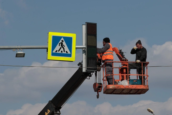 «Умные светофоры» установят в на дороге-дублере Чкалова | Источник: Андрей Бортко / NGS.RU