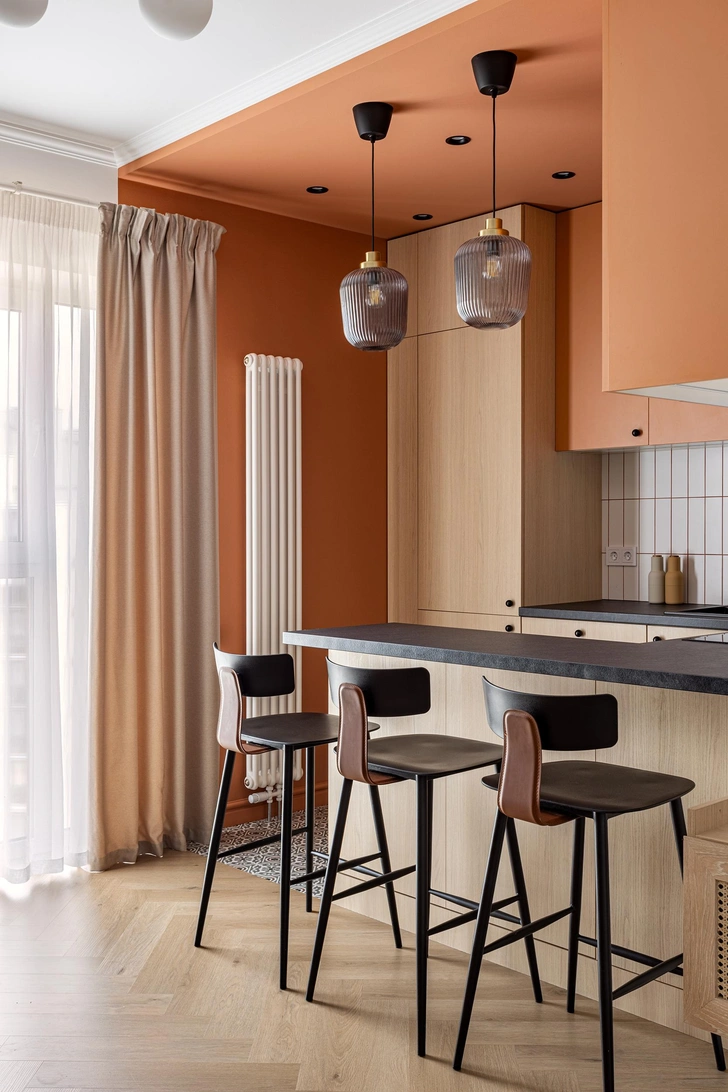 Кухонная мебель изготовлена на заказ по эскизам дизайнера SVAI Studio. Барные стулья, StoolGroup. Вертикальный радиатор, Zehnder. Встроенные светильники, Maytoni. Подвесные светильники, IKEA. Розетки и выключатели, SHNIDER. Плинтус и карниз, Orac Decor. Кварцвинил, SPCfloor. Краска, Caparol. | Источник: Андрей Кот. Стиль: Алеся Корнилович