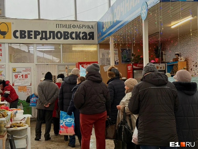 Стоят за яйцами с самого утра | Источник: Дарья Костомина / E1.RU