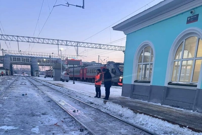 На омском вокзале мужчина попал под тепловоз