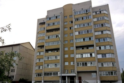 Тюменцы опасаются соседа, разгуливающего с ножом по подъезду