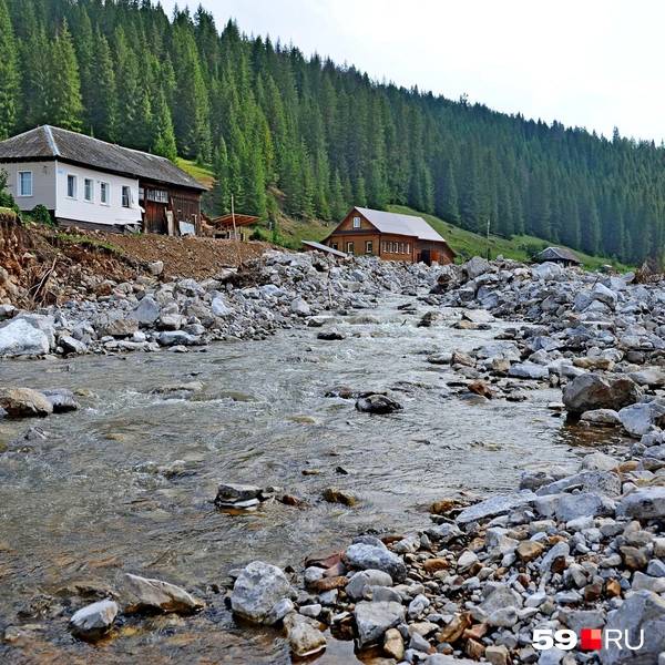 Сейчас в реке Сухой уровень воды снизился, обнажилось каменистое дно и валуны, которые потоком раскидало по всему руслу | Источник: Ирина Тропина / 59.RU 