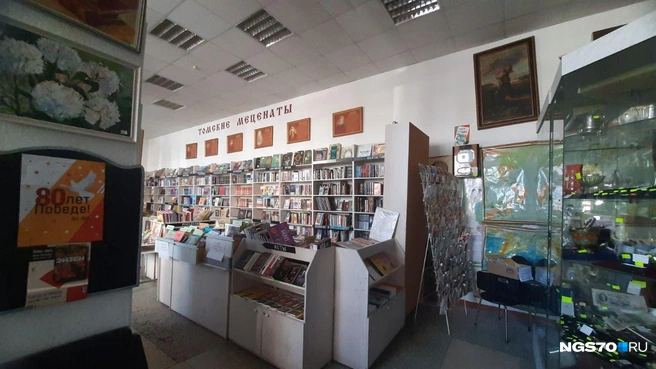 В здании расположены книжные и антикварный магазин | Источник: Анастасия Харламова / NGS70.RU