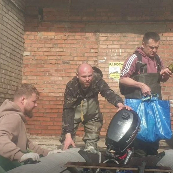 Вывозили людей из затопленных домов | Источник: архив Евгения Ганеева