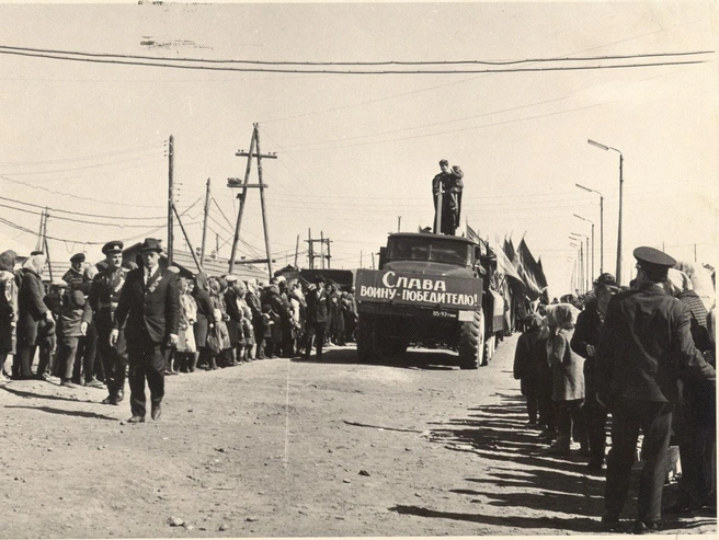 Праздничная демонстрация, посвященная Дню Победы. г. Урай. 9 мая 1970 года | Источник: Архивная служба администрации города Урай / Архивы Югры