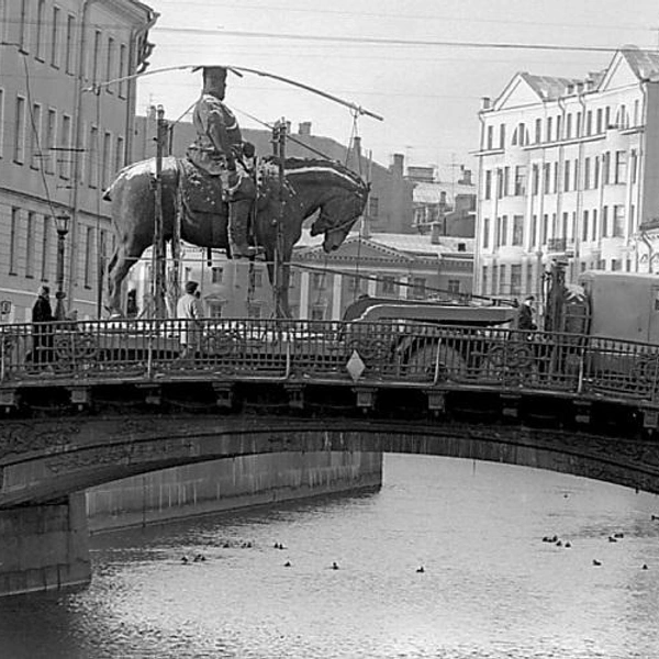 Перевозка памятника в 1994 году | Источник: citywalls.ru