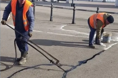 На улицах Благовещенска тестируют новую технологию санации дорог