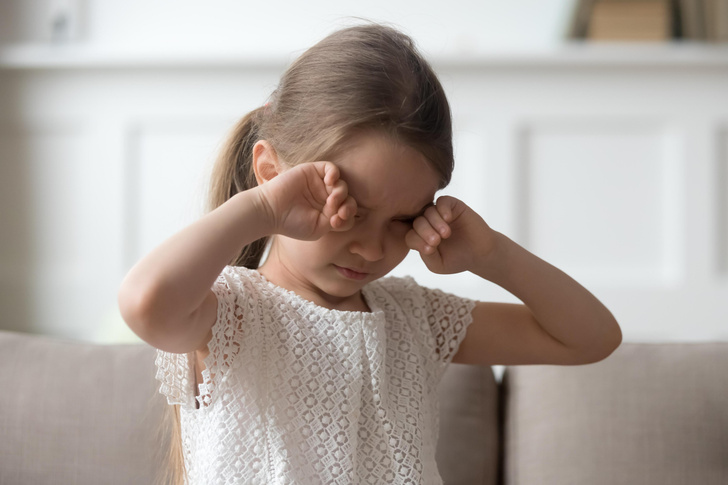 Почему уставшие дети трут глаза? Отвечают врачи