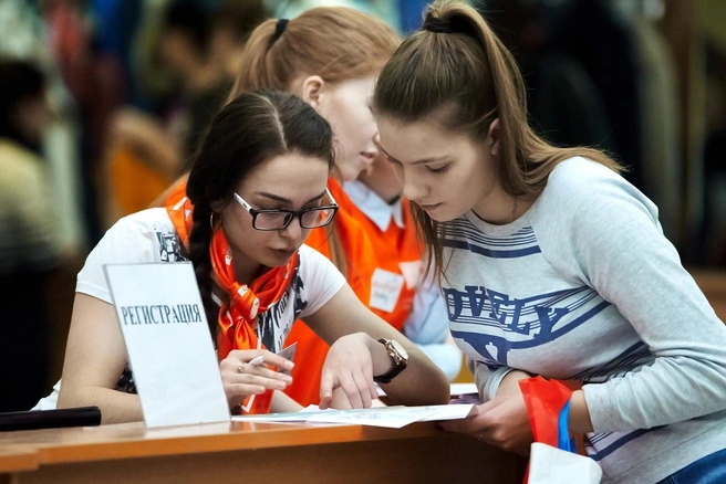 Подать документы в вуз можно онлайн, через портал «Госуслуги», с помощью операторов почтовой связи или лично в университете | Источник: СФУ