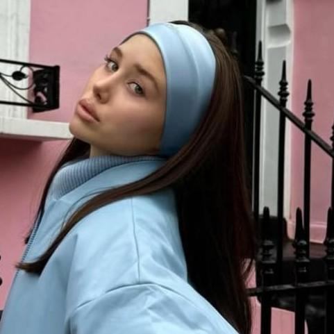 Нежно обнимаются и строят глазки: после расставания с 63-летним Лепсом Аврора Киба переключилась на сына Ирины Дубцовой