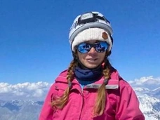 47-летняя альпинистка из России сломала ногу на пике Победы в Киргизии и неделю выживает без еды — ее не могут спасти