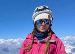 47-летняя альпинистка из России сломала ногу на пике Победы в Киргизии и неделю выживает без еды — ее не могут спасти