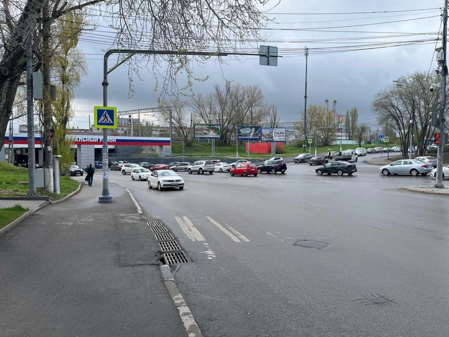 Затор начинается от въезда в Центральный район и растягивается на значительное расстояние | Источник: читатель V1.RU