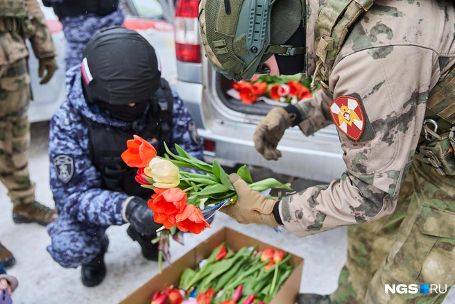 Курсанты не только дарили женщинам цветы, но и поздравляли их теплыми словами | Источник: Александр Ощепков / NGS.RU
