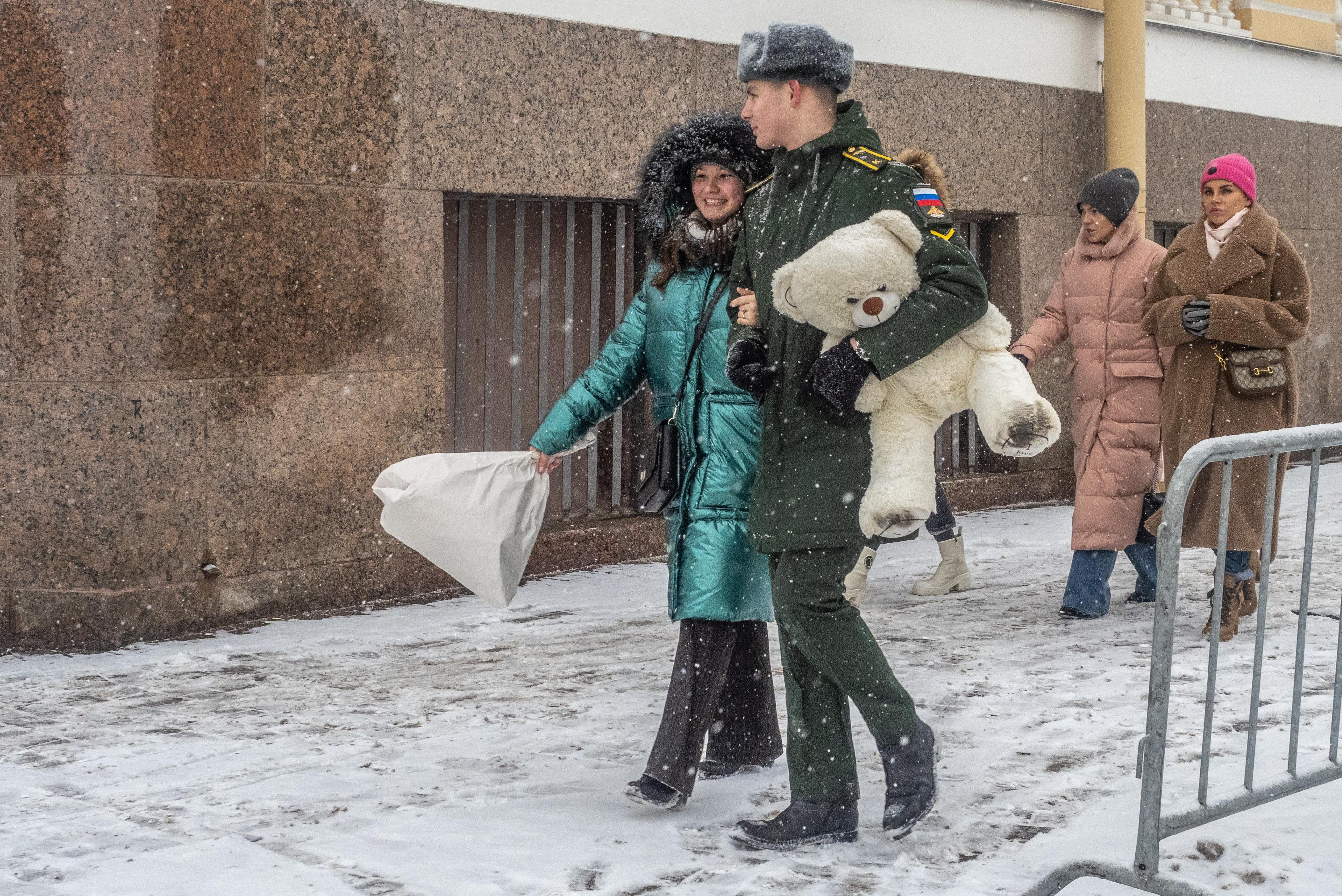 Сегодня «постоим-поговорим», а завтра — «тарелочник». Сколько на самом деле стоит свидание в России