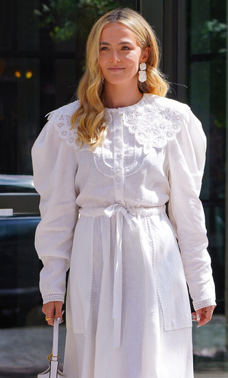 Зои Дойч в романтичном белом платье длины миди в Нью-Йорке