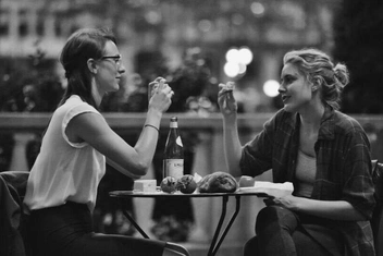 И люблю, и ненавижу: почему дружеские отношения часто сопровождаются соперничеством