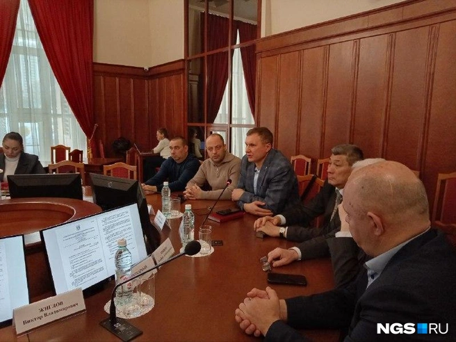 Руководитель новосибирского регионального представительства ФАР Вячеслав Ашурков пришел задать вопросы лично | Источник: Рихарда Лем / NGS.RU