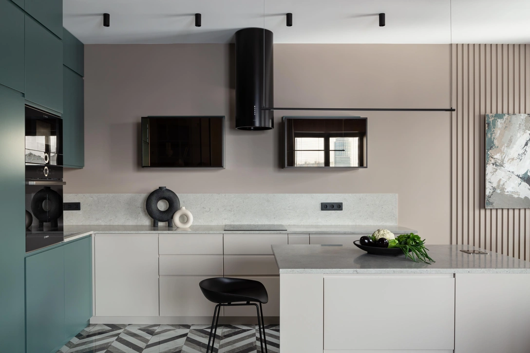 Кухня выполнена по эскизам дизайнера, «Все о купе». Вытяжка, Maunfeld. Столешница, фартук и интегрированная мойка выполнены из искусственного камня. Смеситель, Omoikiri. Декор, Moon Stores. Светильник, Nova Luce. | Источник: Женя Муравьева, Стиль: Екатерина Наумова