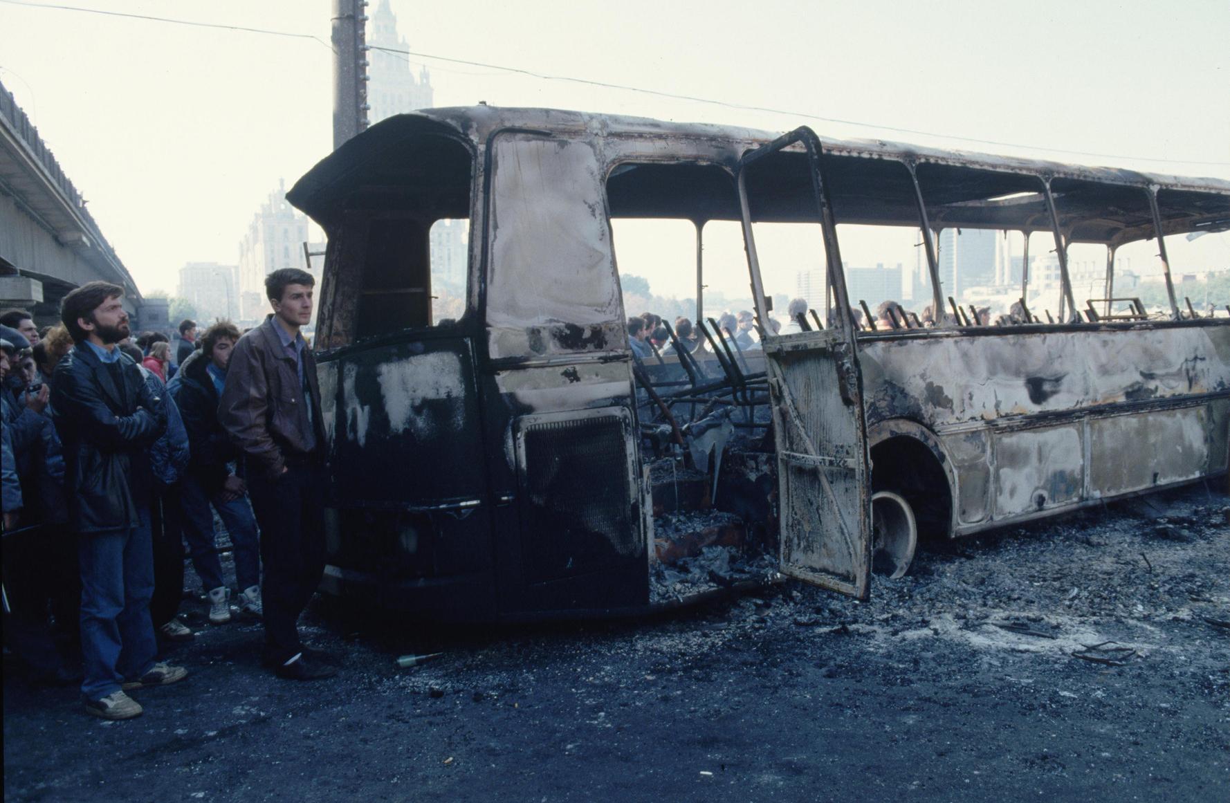 Расстрел Белого дома: что на самом деле случилось в Москве 4 октября  1993-го? | MAXIM