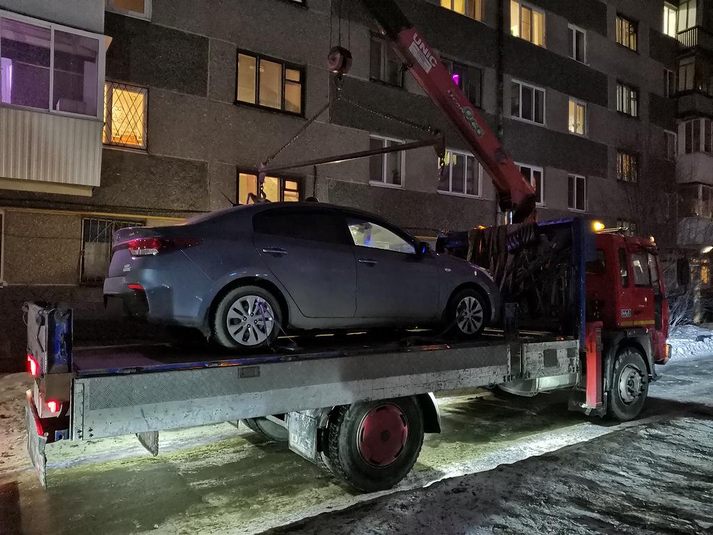 У жителя Екатеринбурга из-под окон забрали машину за долги ЖКХ, 3 февраля  2023 г. - 3 февраля 2023 - Е1.ру