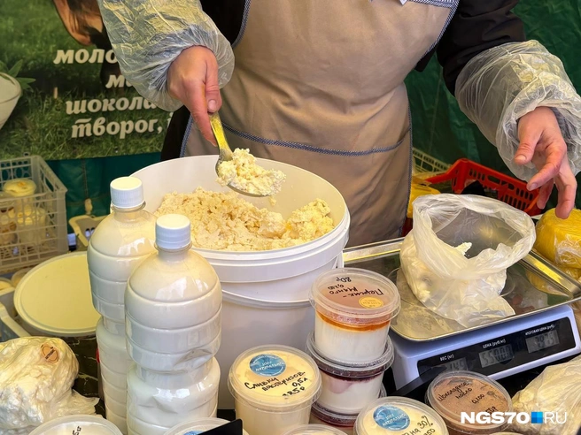 За этим творогом выстроилась большая очередь | Источник: Мария Лобанова / NGS70.RU 