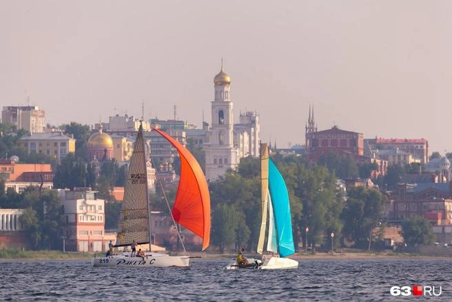 — Одно из Ваших увлечений с юности — парусный спорт. У нас под парусом по Волге уже ходили?— Как вы правильно заметили, это увлечение юности. Давно не ступал на палубу, как говорится… Нет, не успел. Зато успел договориться с коллегами и президентом Республики Абхазия о создании международной школы парусного спорта. Чтобы у самарских ребят была возможность тренироваться в акватории Черного моря. Ну и нашу школу парусного спорта, которая когда-то была одной из сильнейших в СССР и России, тоже будем возрождать | Источник: Роман Данилкин / 63.RU