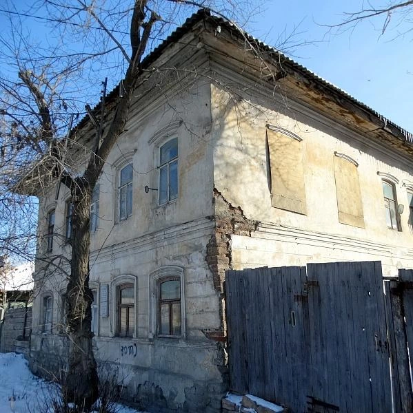 Другие дома, как и этот особняк на Пушкина 20, заброшены и находятся в аварийном состоянии | Источник: Юрий Латышев