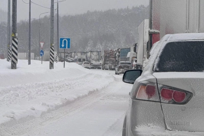 Пермский тракт перекрыли из-за снегопада, движение остановлено
