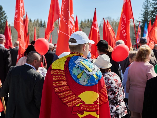 Герб СССР с призывом «Пролетарии всех стран, соединяйтесь!» был виден на шествии. | Источник: Александр Ощепков / NGS.RU