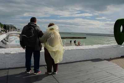Шторм в Сочи: туристам советуют избегать селфи у волн