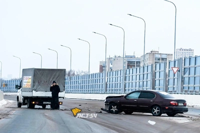 Первое ДТП на новом мосту в Новосибирске: седан и Газель