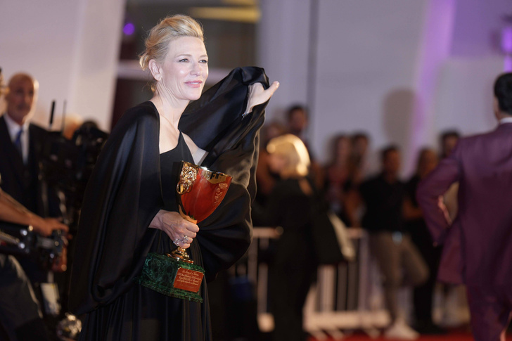 Самые откровенные платья церемонии закрытия Венецианского кинофестиваля 2022